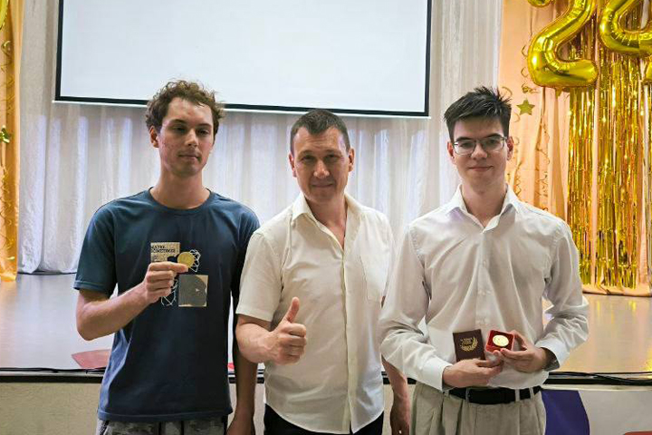 Илья Волошин и Богдан Гуренок отмечены школьной наградой самого высокого достоинства  